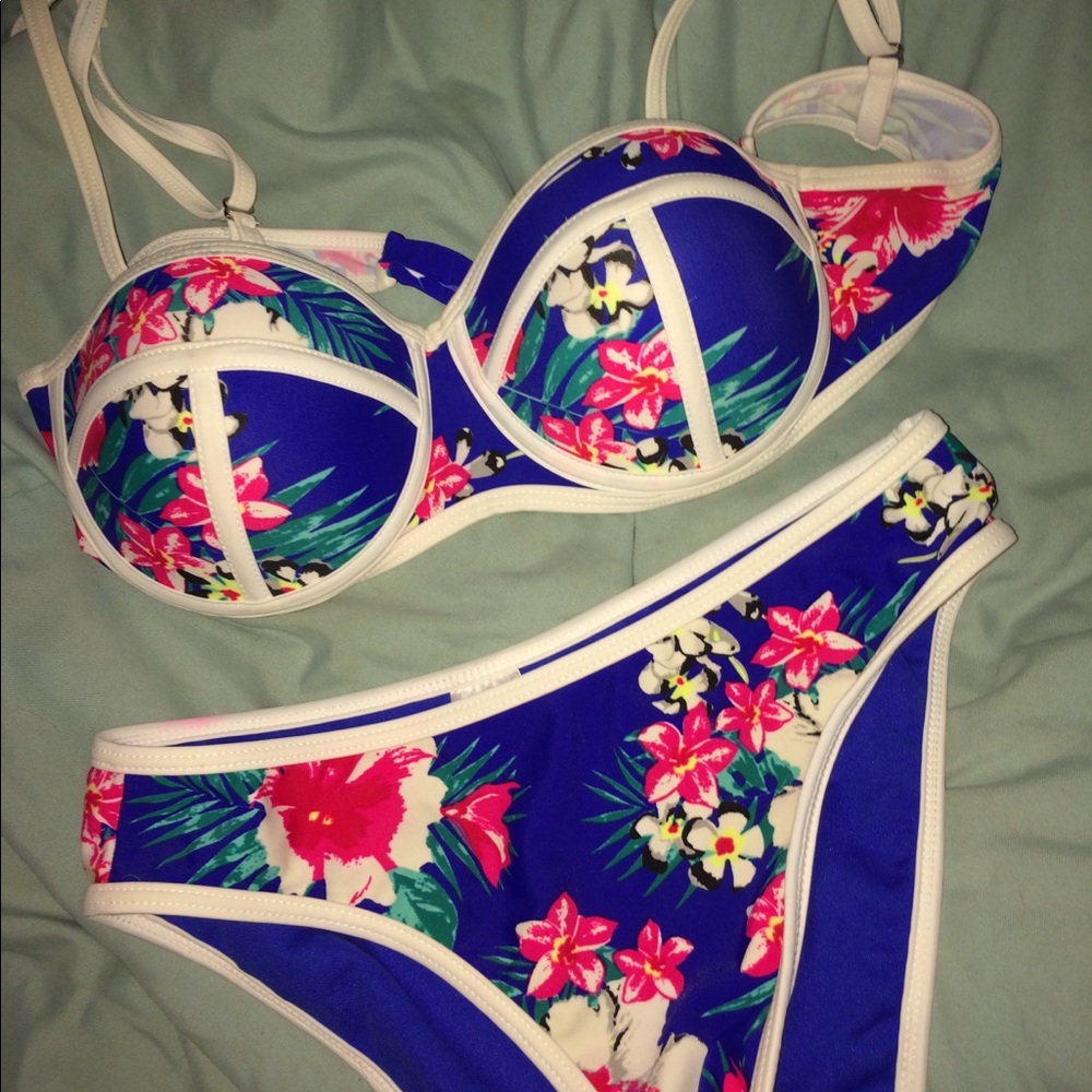 tropical triangl style bathing suit